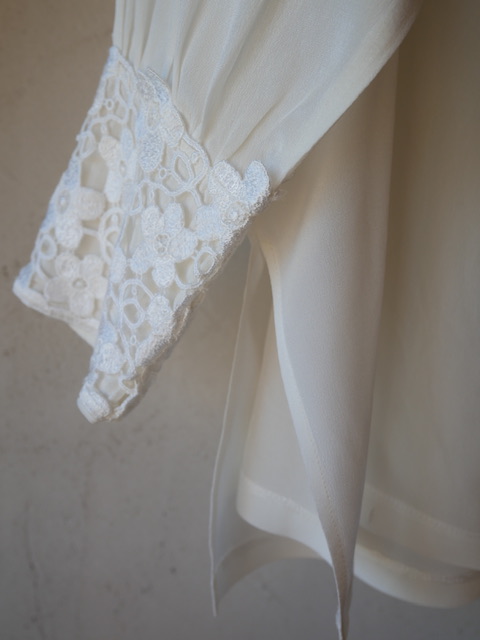 Cream Silk Embroidered blouse - Afbeelding 3
