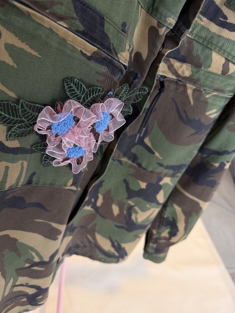 Upcycled Camo Jacket Floral Patch - Afbeelding 2
